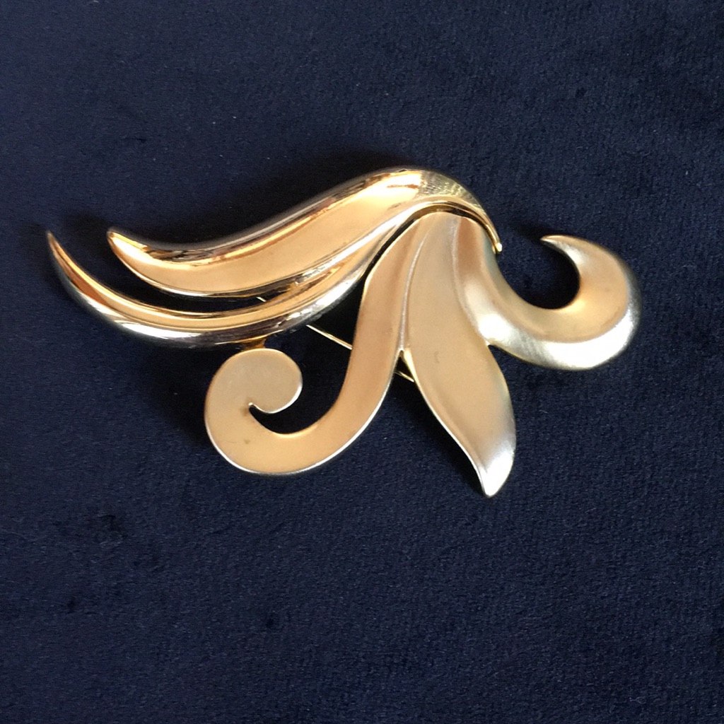 Vintage Casual Corner Gold Brooch 15$